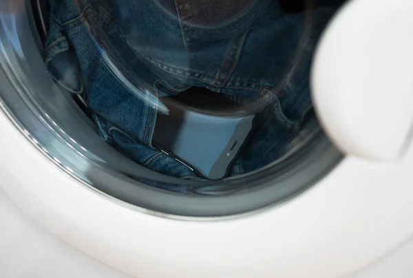 Telefone Esquecido Jeans Máquina Lavar Roupa — Fotografia de Stock