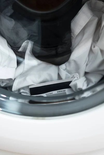 Çamaşır Makinesinde Unutulan Kredi Kartı — Stok fotoğraf
