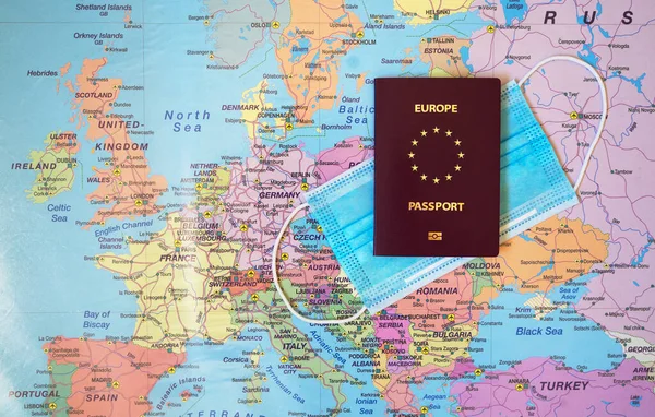 Ευρωπαϊκό Διαβατήριο Και Ιατρική Μάσκα Στο Χάρτη Της Ευρώπης Ταξίδι — Φωτογραφία Αρχείου