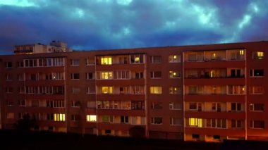 Gün doğumunda apartmanda..