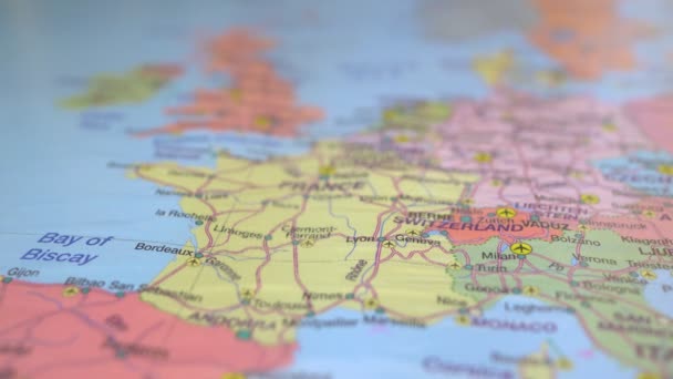 Маленький іграшковий ретро на карті Європи.. — стокове відео