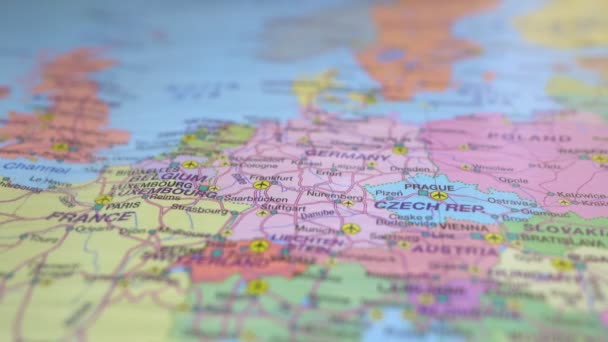 Piccolo giocattolo auto retrò sulla mappa Europa in Germania . — Video Stock