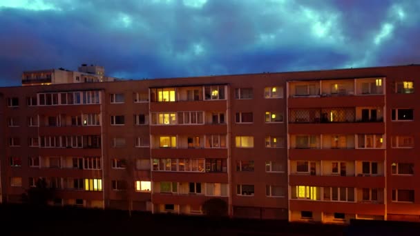Appartementenhuis bij zonsopgang. — Stockvideo