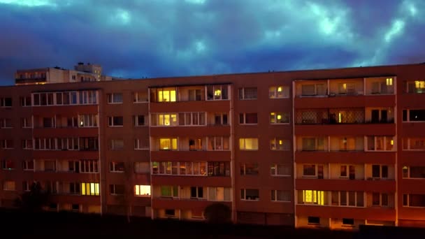Appartementenhuis bij zonsopgang. — Stockvideo