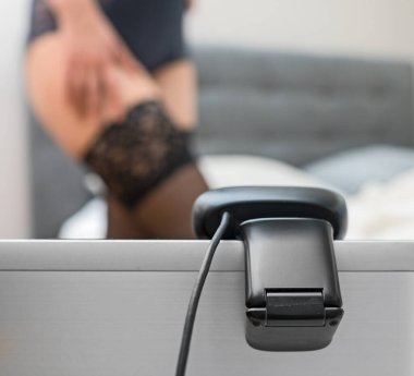 Web kamerası modeli olarak çalışan bir kadın. Kameranın önünde poz vermek.