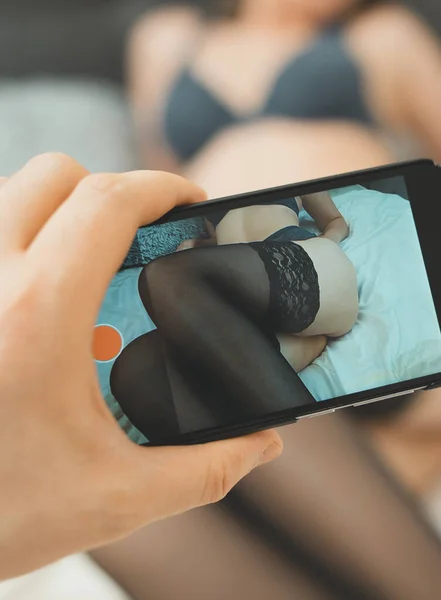 Muž Nahrává Domácí Video Své Přítelkyně — Stock fotografie