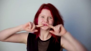 Modern gençlik. kamera - bükülmüş ve palyaçoluk önünde poz neşeli güzel kız.