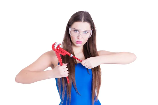 Menina sexy posando com uma ferramenta de construção em um estúdio branco com uma escada rolante. conceito - beleza e força, feminismo — Fotografia de Stock