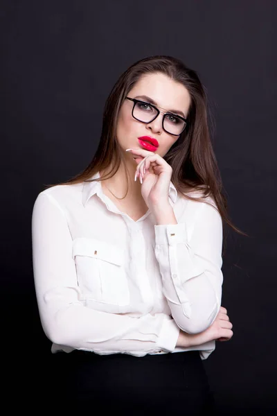 Porträtt av en sexig affärskvinna i studion på en svart bakgrund — Stockfoto