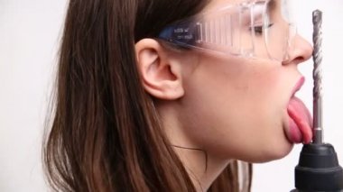 seksi kız üzerinde beyaz bir stüdyo bir matkap ile poz. kavram - güzellik ve güç, feminizm