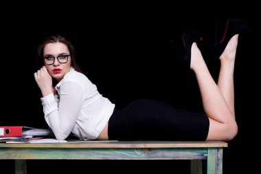 seksi öğretmen Resepsiyon Studio siyah arka plan üzerine poz
