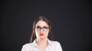 güzel seksi iş kadını elinde belgeler ile çerçeve girer. iş tarzı ve güzellik