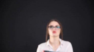 güzel seksi iş kadını elinde belgeler ile çerçeve girer. iş tarzı ve güzellik
