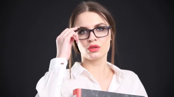 Beautiful sexy business woman enters the frame with documents in hands. business style and beauty — Stock Video