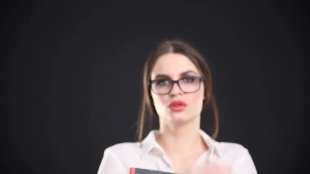 Beautiful sexy business woman enters the frame with documents in hands. business style and beauty — Stock Video
