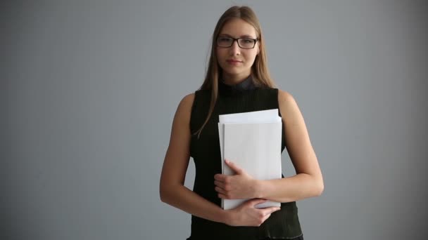 Portrét dívky podnikání s dokumenty šedé zdi. Happy office pracovník žena. — Stock video