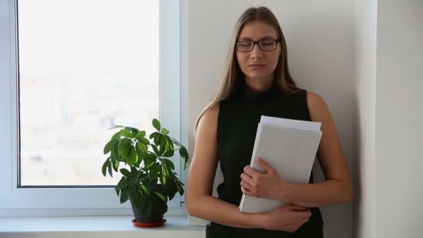 Retrato de chica de negocios con documentos cerca de la ventana en la oficina. mujer trabajadora de oficina seria . — Vídeos de Stock