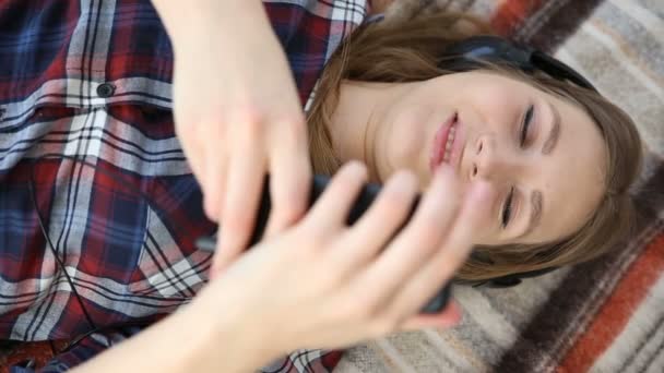 Dispositivi elettronici nella vita della gioventù moderna. giovane adolescente che riposa a casa sul letto con il telefono cellulare . — Video Stock