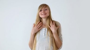 güzel uzun saçlı kız sarı saçlı beyaz duvara poz ile Avrupa görünüm. aktörler duygular - şok, sürpriz, neşeli sevinç