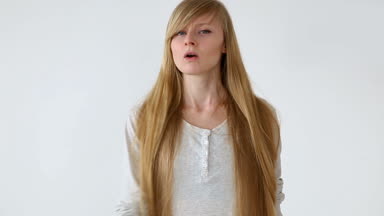 güzel uzun saçlı kız sarı saçlı beyaz duvara poz ile Avrupa görünüm. duygular - reddi ve öfke, katılmıyorum