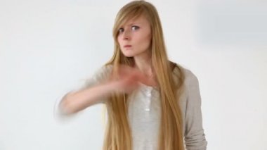 güzel uzun saçlı kız sarı saçlı beyaz duvara poz ile Avrupa görünüm. duygular - reddi ve öfke, katılmıyorum