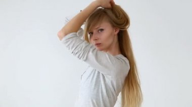 güzel uzun saçlı kız sarışın saçlı beyaz arka plan üzerinde farklı saç yapma Avrupa görünüm