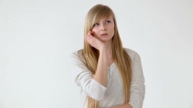 güzel uzun saçlı kız sarı saçları ile Avrupa görünüm ikindilerde yansıtır ve beyaz arka plan üzerinde fikir bulur