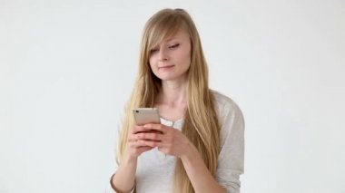 güzel uzun saçlı kız sarı saçları ile Avrupa görünüm olun smartphone üzerinden alışveriş beyaz arka plan üzerinde