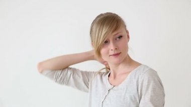 güzel uzun saçlı kız sarışın saçlı beyaz arka plan üzerinde farklı saç yapma Avrupa görünüm