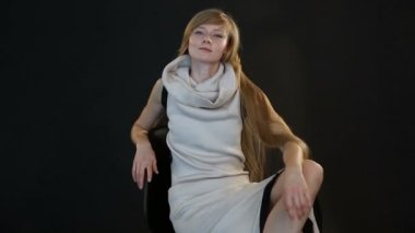 sarışın model Avrupa görünüm Studio siyah arka plan üzerine kamera önünde poz