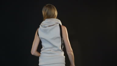 sarışın model Avrupa görünüm Studio siyah arka plan üzerine kamera önünde poz