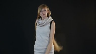 sarışın model Avrupa görünüm Studio siyah arka plan üzerine kamera önünde poz