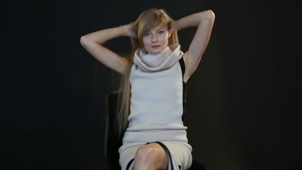 Modelo loira de aparência europeia posando na frente da câmera em estúdio no fundo preto — Vídeo de Stock