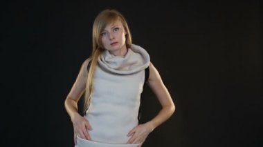 sarışın model Avrupa görünüm Studio siyah arka plan üzerine kamera önünde poz