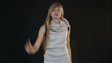 sarışın model Avrupa görünüm Studio siyah arka plan üzerine kamera önünde poz