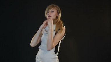 sarışın model Avrupa görünüm Studio siyah arka plan üzerine kamera önünde poz