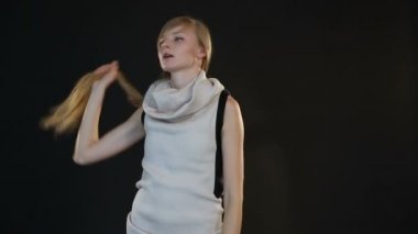 sarışın model Avrupa görünüm Studio siyah arka plan üzerine kamera önünde poz