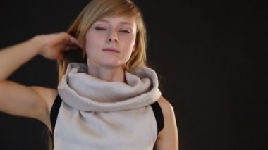 sarışın model Avrupa görünüm Studio siyah arka plan üzerine kamera önünde poz