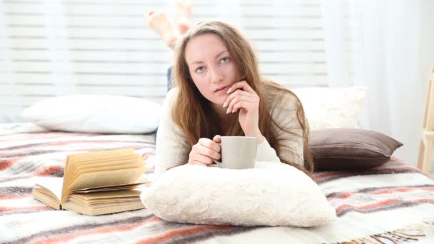 Donna beve caffè in camera da letto — Video Stock