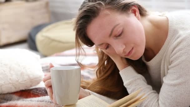 Vrouw drinkt koffie en leest in bed slaapkamer boek — Stockvideo