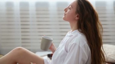 beyaz kadın yatakta kahve içme gömlek mans