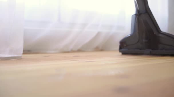 Καθαρισμός ξύλινου δαπέδου με ηλεκτρική σκούπα πλυσίματος, αργή κίνηση — Αρχείο Βίντεο