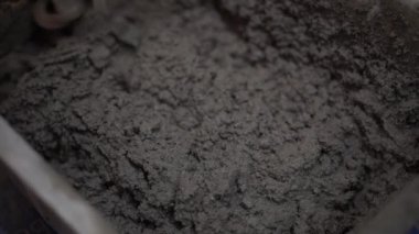 Dairelerin ve evlerin tamiri. Matkap başlığıyla çimentoyu karıştırmak. yavaş çekim