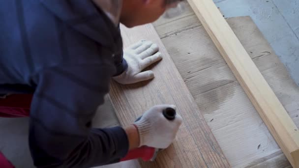 Opravy a dekorace. muž krájí keramické dlaždice bruskou. — Stock video