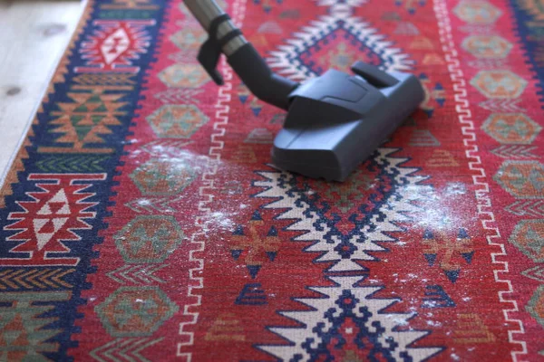 Takarítószolgálat takarítja a lakást. háziasszony porszívózik vörös szőnyeg otthon — Stock Fotó