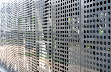 İnşaat endüstrisindeki modern materyaller. Bir binanın ön cephesindeki metal kaplama dokusu.