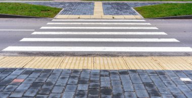 Modern bir şehirde görme engelli insanlar için adapte olmuş bir ortam. Engelliler için özel bir asfalt kaplama dokunsal fayanslardır.