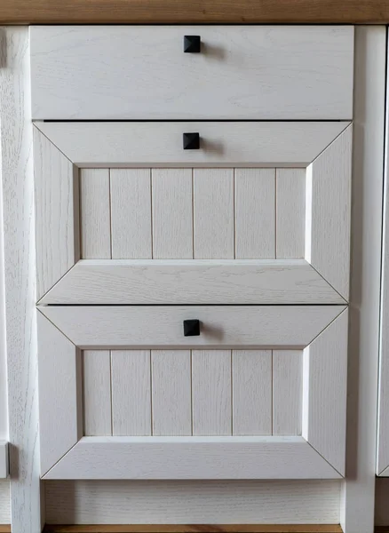 Piękne nowoczesne białe szuflady kuchenne wykonane z litego drewna z bliska — Zdjęcie stockowe