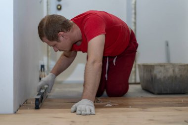 Tamir ve dekorasyon. The tiler, porselen kiremitleri apartmanın zeminine koydu.