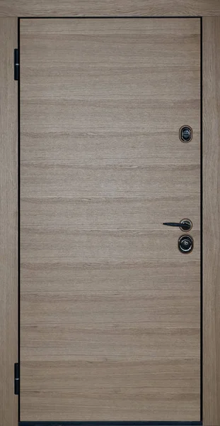 アパートへの美しい近代的な木製の入り口のドア — ストック写真
